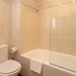 Lägenhet Awesome Apartment In Estepona With Outdoor Swimming Pool