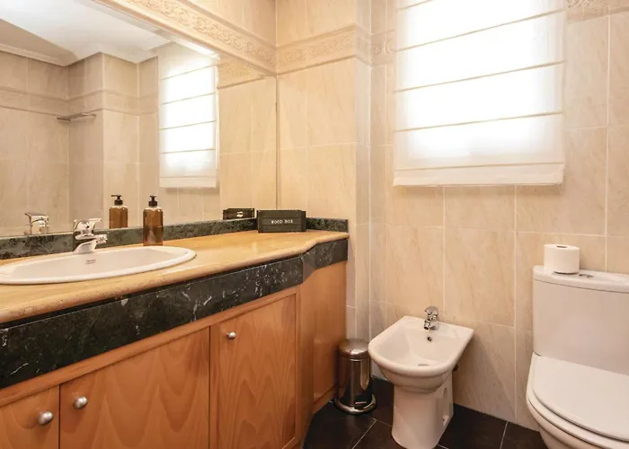 2 Bedroom Lovely In Appartamento Estepona